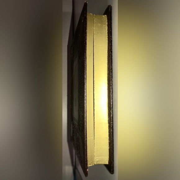 Vintage ERNEST HEMINGWAY A Farewell to Arms Hollow Velvet Lined Faux Book - Picture 5 of 10